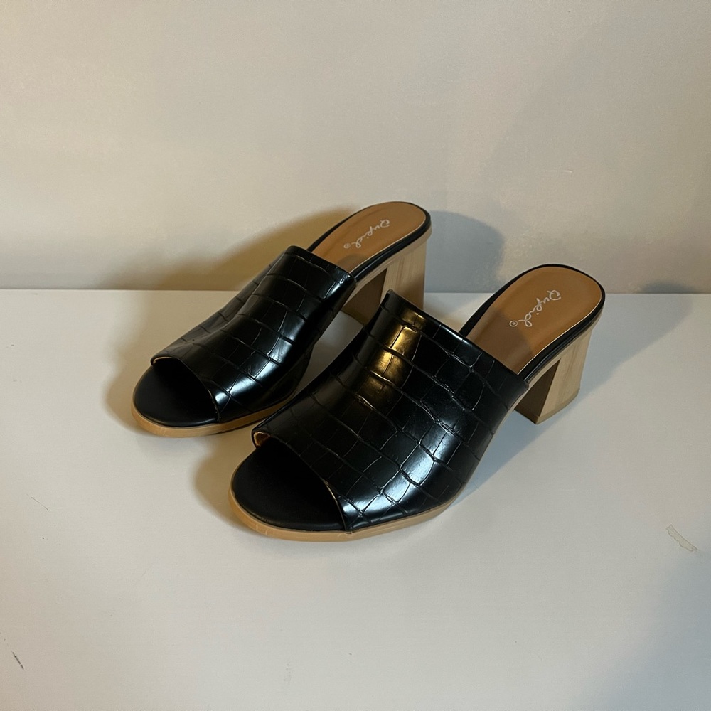 Qupid Crocodile Black Peep-Toe Mule
